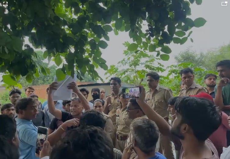 Opposition to the removal of encroachment on land claimed to be Waqf Board property; JCB sent back.