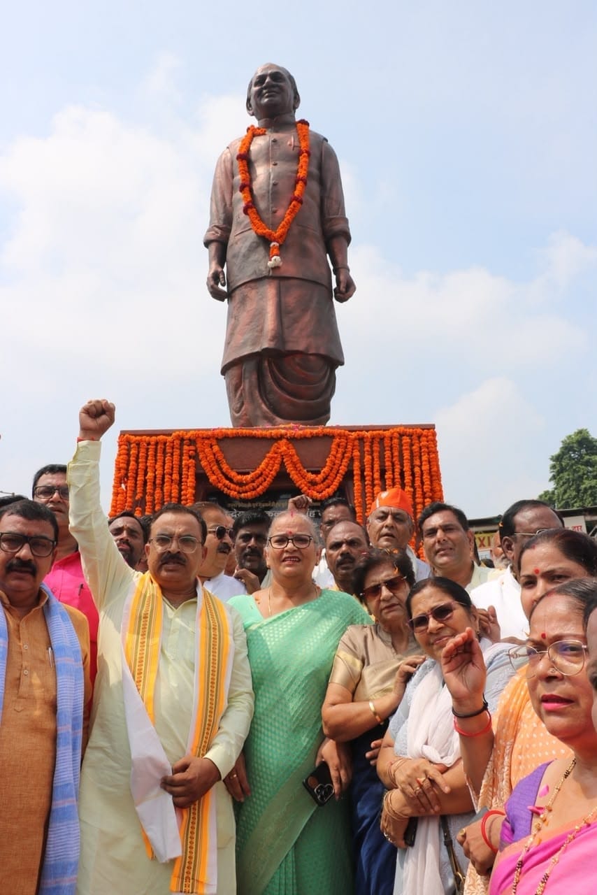 Tribute paid to former Chief Minister on death anniversary.