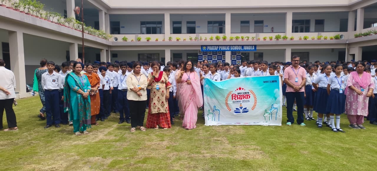 प्रताप पब्लिक स्कूल जुंडला में मतदान के बाद अंगुली पर लगी स्याही दिखाते विद्यार्थी संवाद