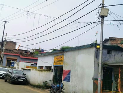 प्राथमिक विद्यालय तारीन टिकली के ऊपर से निकले बिजली के तार। संवाद