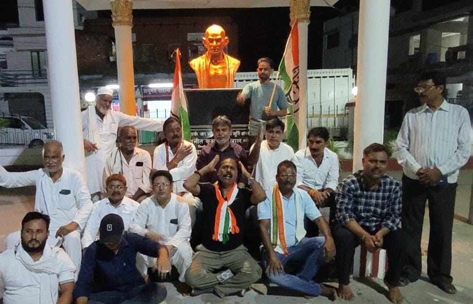 प्रदर्शन करते कांग्रेस के नेता कार्यकर्ता। कांग्रेस