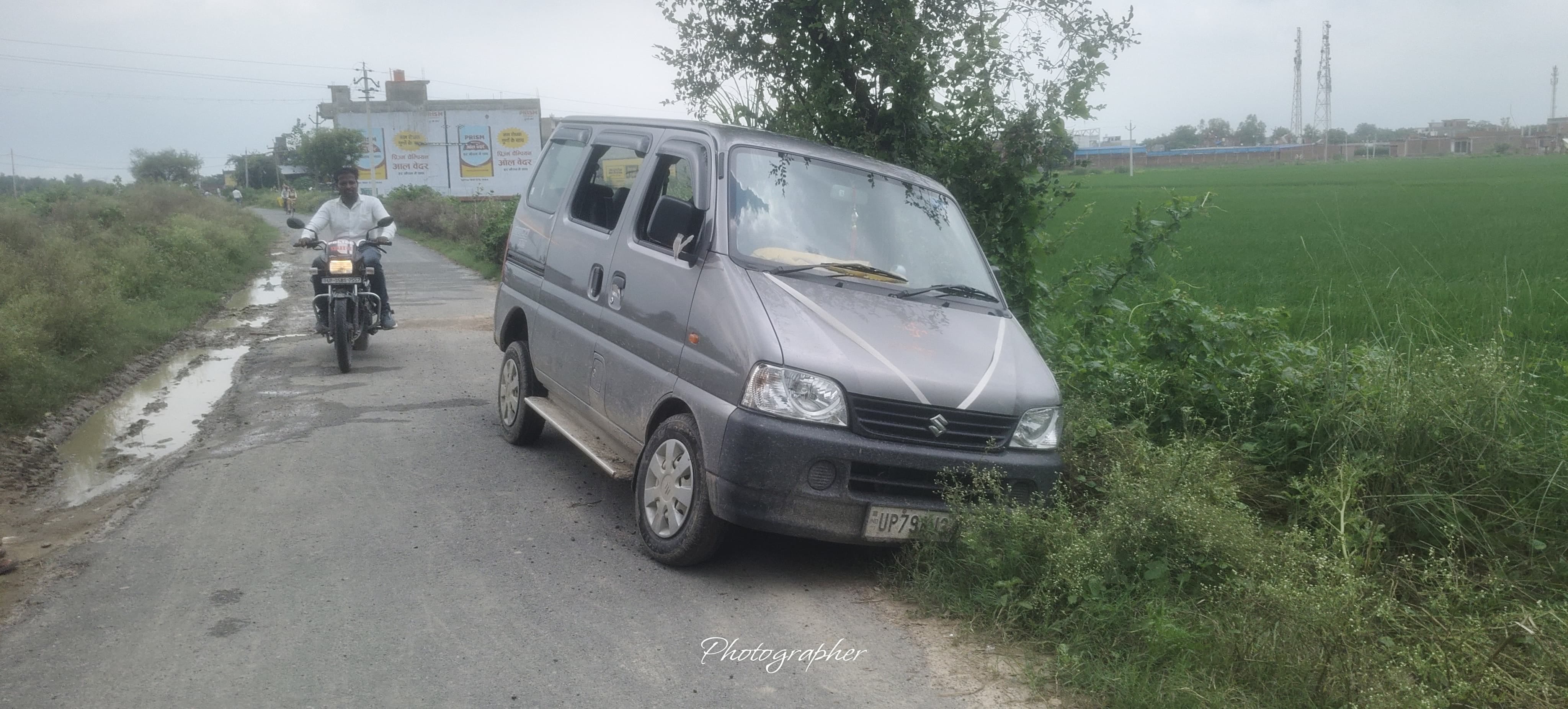 पटरी से लटकी खड़ी स्कूल वैन। स्रोत: ग्रामीण
