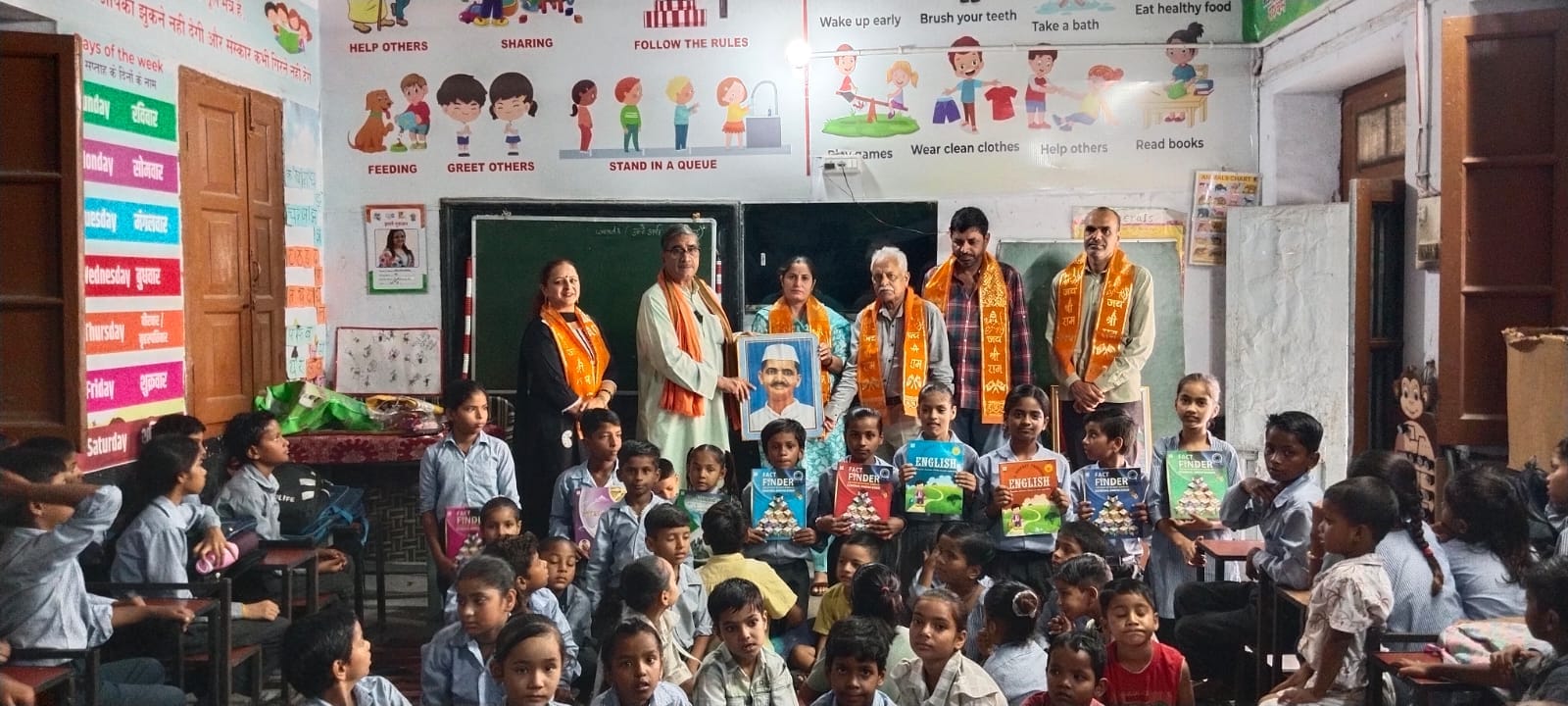 पाठशाला में आयोजित कार्यक्रम के दौरान उपस्थित विद्यार्थी व संस्था सदस्य। स्त्रोत: संस्था