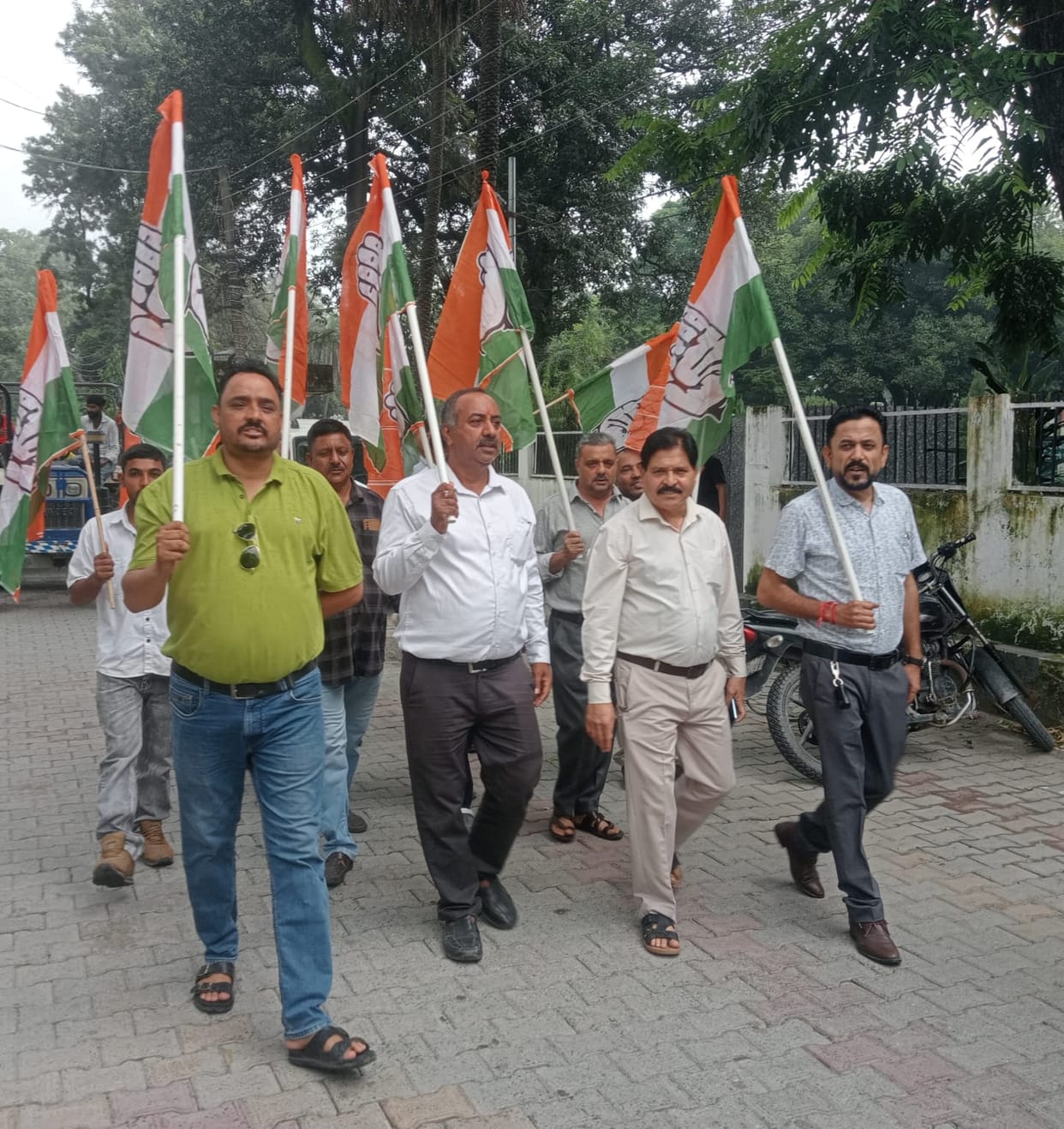 The Congress staged a protest in Paonta against the opposition to the national anthem.