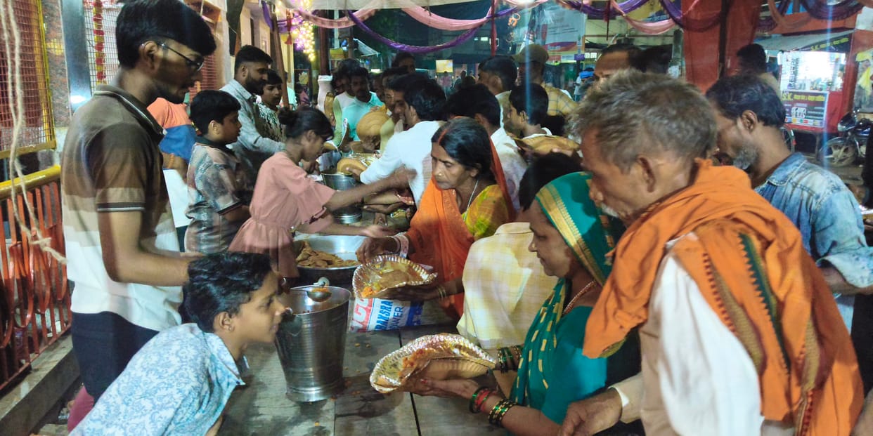 Grand community feast at Ram Mandir Manas Bhavan; thousands of devotees partook of the prasad