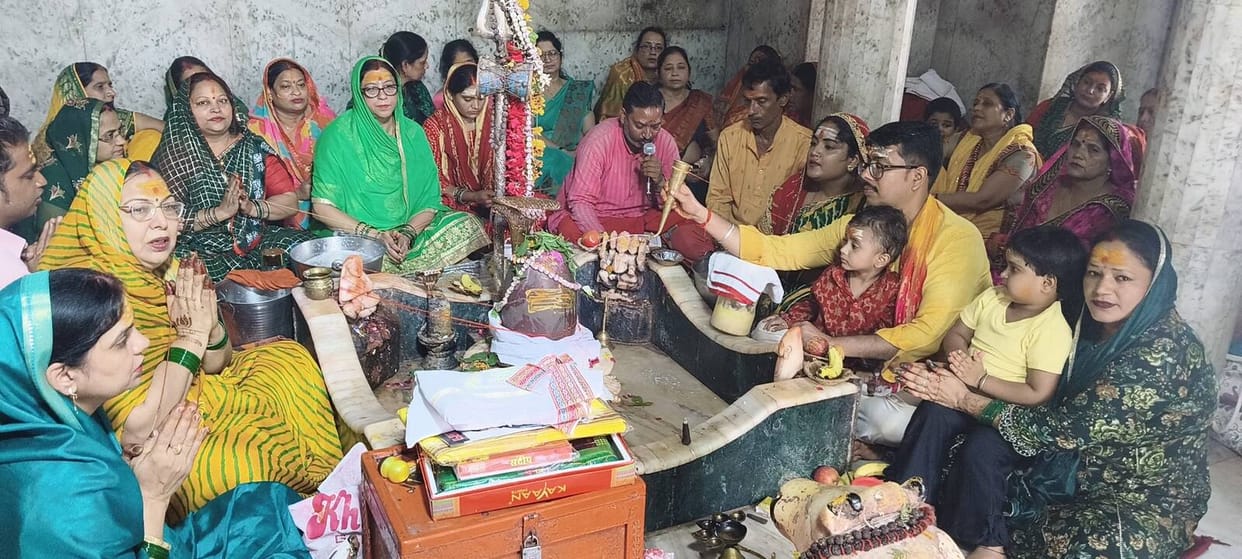 Special Rudrabhishek held at Vireshwar Mahadev Temple on Navami; women performed bhajans and kirtan.