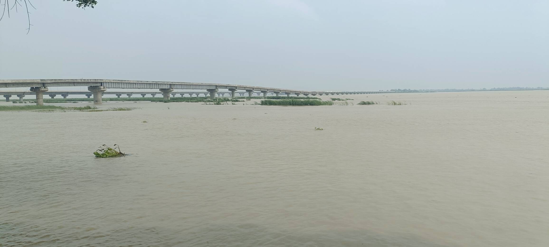 राजेसुल्तानपुर क्षेत्र में कम्हरिया घाट के किनारे घटा सरयू नदी का जलस्तर।संवाद