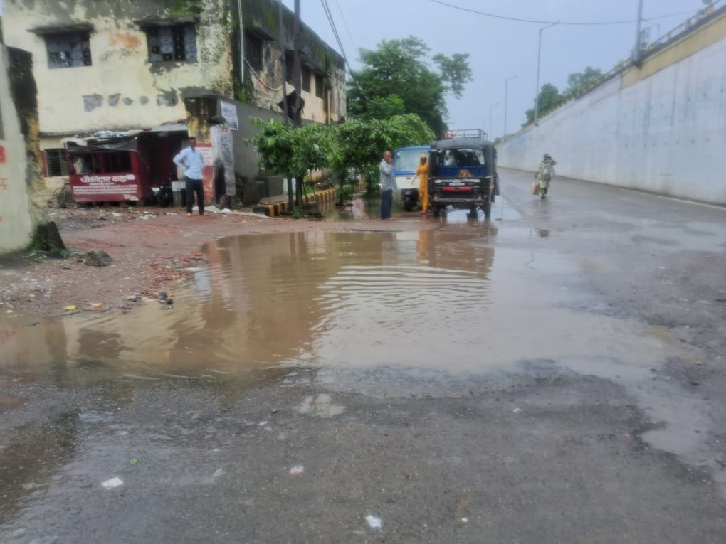 Rainwater inundates roads in several areas, disrupting traffic