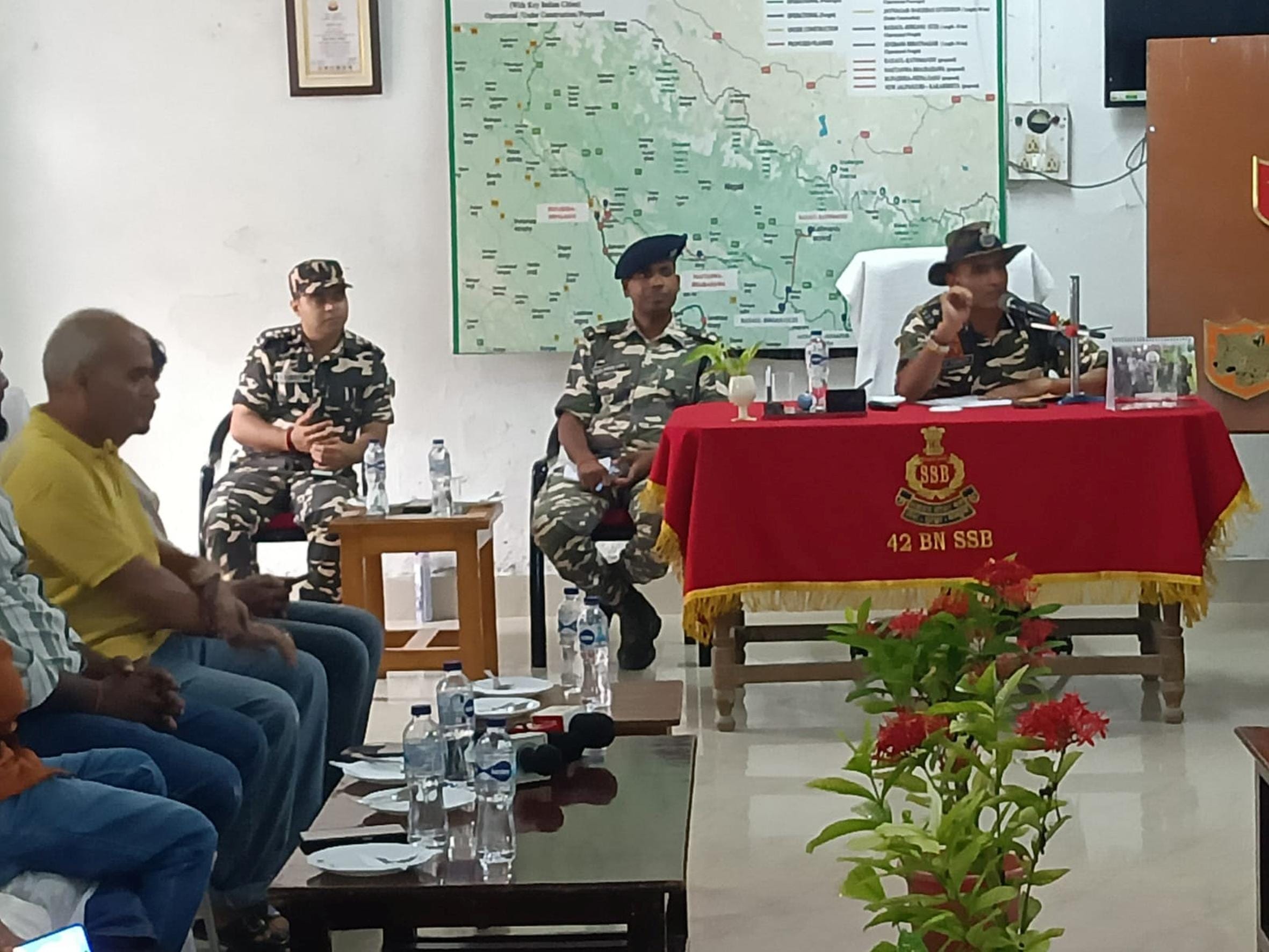 रुपईडीहा में पत्रकारों से वार्ता करते एसएसबी के कमांडेंट। 