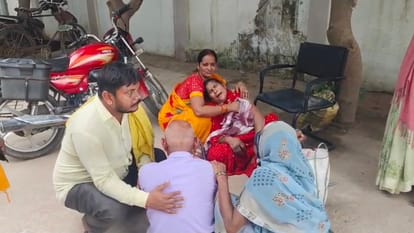 रोते-बिलखते परिजन