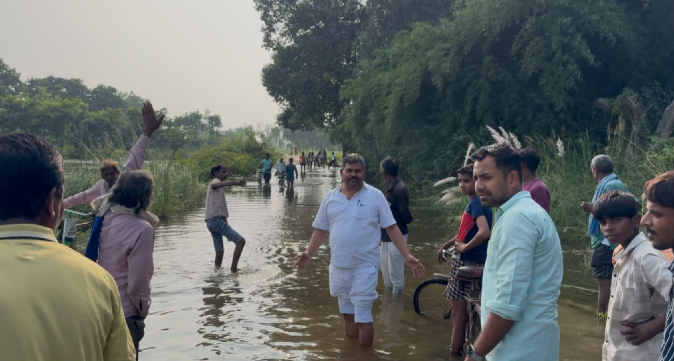 रायबरेली में शिवगढ़ ड्रेन उफनाने से गांव तक पहुंचा पानी। 