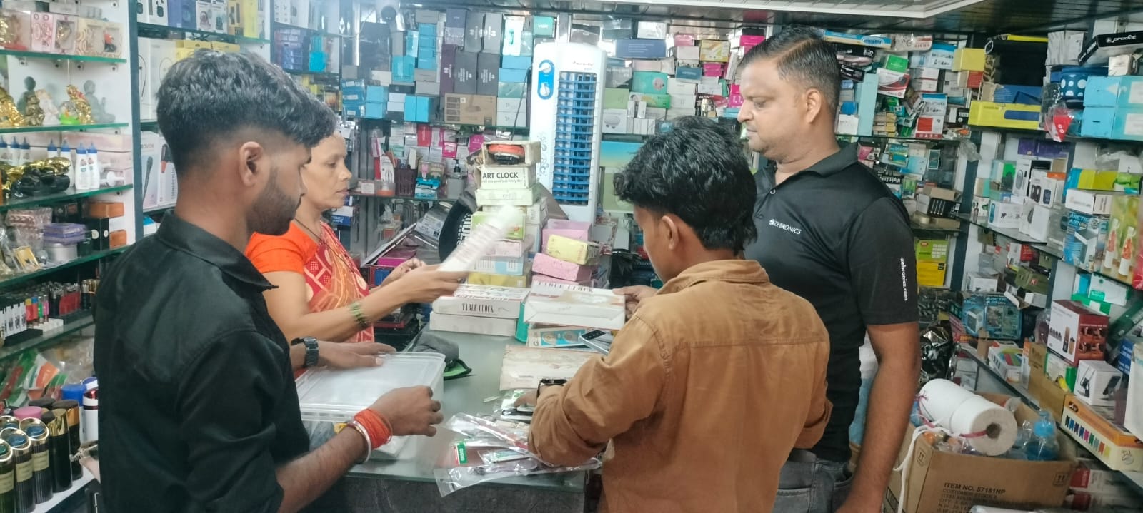 सब्जी मंडी स्थित गिफ्ट की दुकान से उपहार खरीदते भाई। संवाद