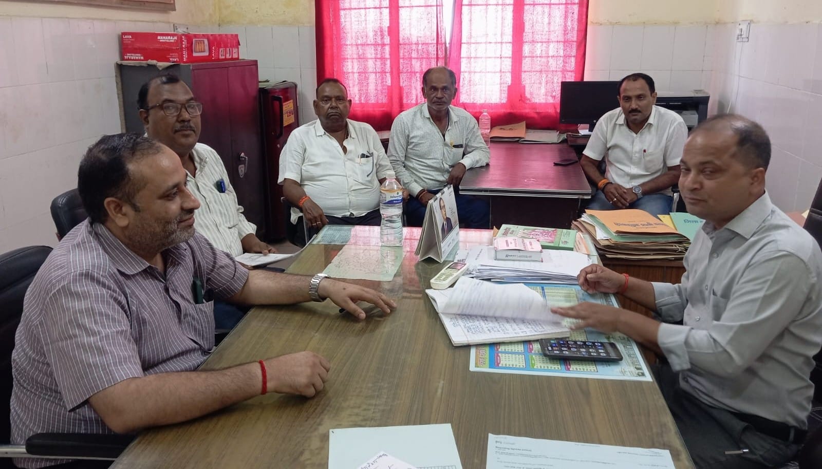सीएमओ कार्यालय में कुष्ठ रोग की मासिक समीक्षा बैठक करते नोडल डॉ. आशीष दूबे। संवाद