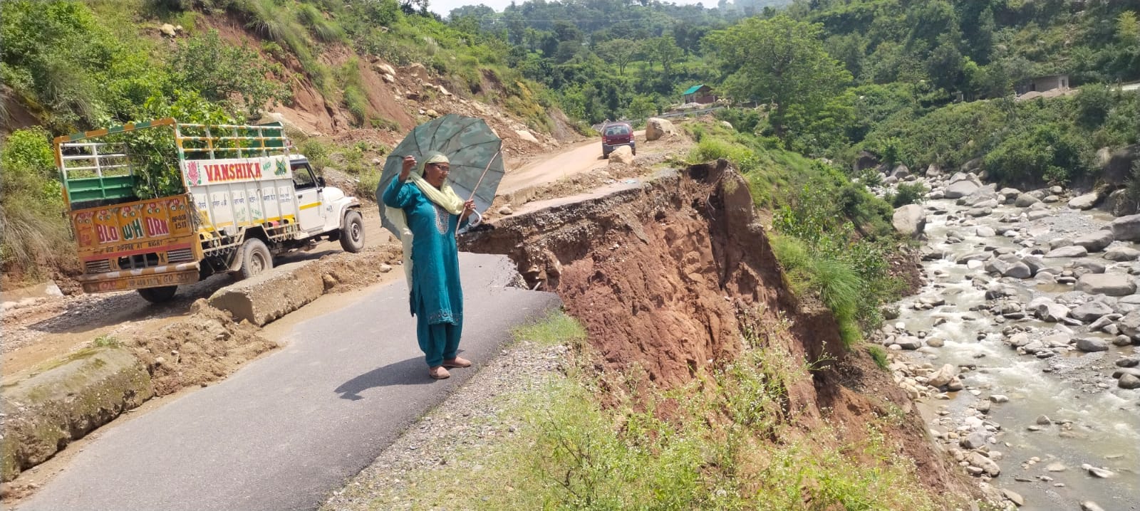 सिहुंता लाहड़ू मार्ग पर सड़क धँसने के बाद सड़क से गुजरता वाहन : संवाद