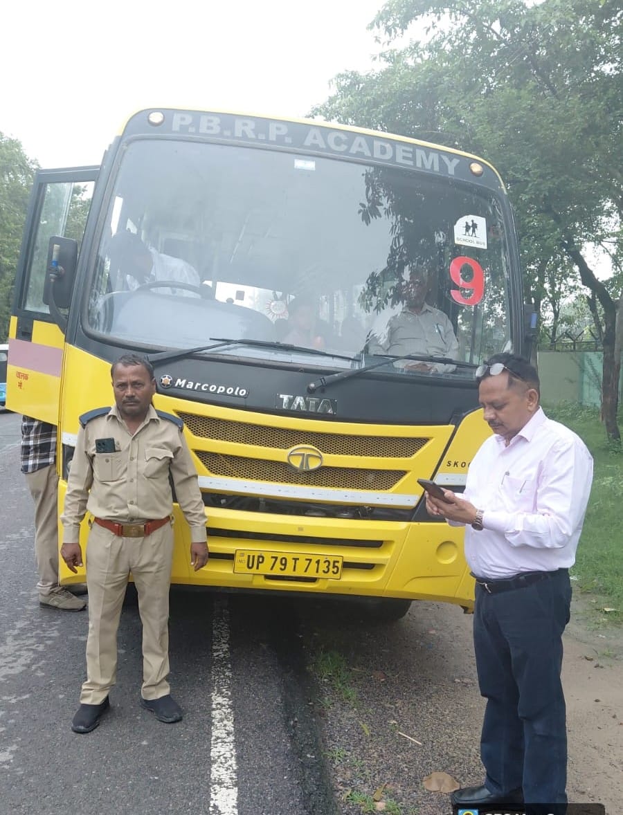 स्कूल की बस का चालान करते एआरटीओ। स्रोत:कर्मी