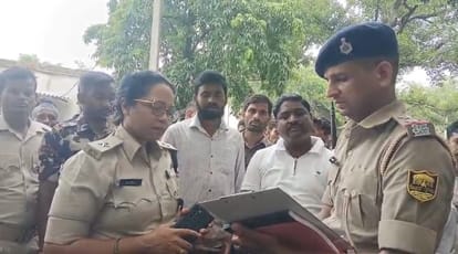 समस्तीपुर जिले के विद्यापतिनगर में सड़क दुर्घटना में महिला की मौत पर हंगामा करते आक्रोशित लोग।
