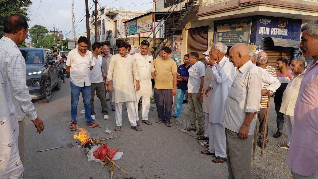 The Jat Mahasabha burned an effigy of SP state president Shyam Lal Pal.