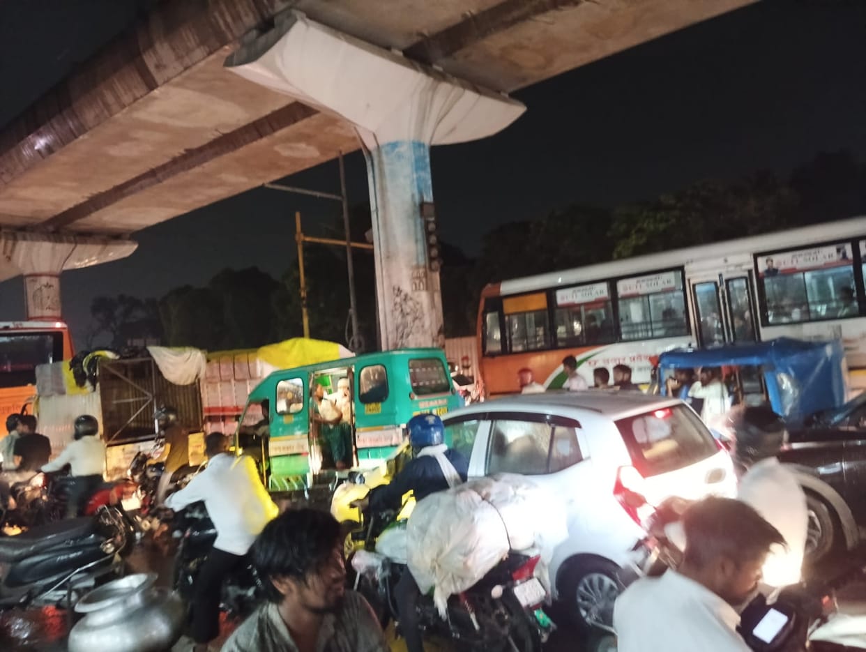 Severe traffic jam on Kanpur Road due to rain; vehicles crawled along.