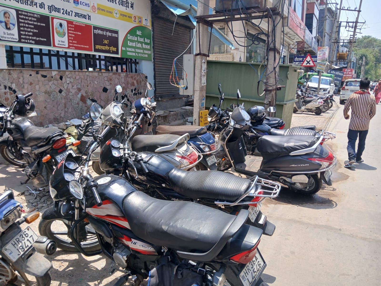 सर्कुलर रोड पर एक अस्पताल के बाहर खड़े वाहन। संवाद