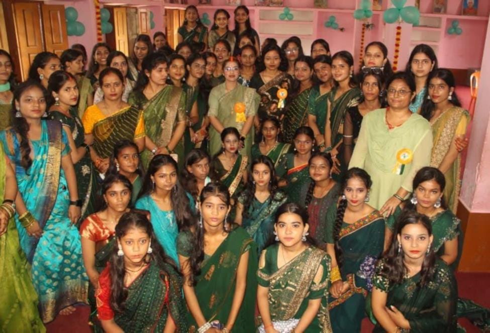 सरस्वती शिशु मंदिर में पारंपरिक परिधान का प्रदर्शन करती छात्राएं।