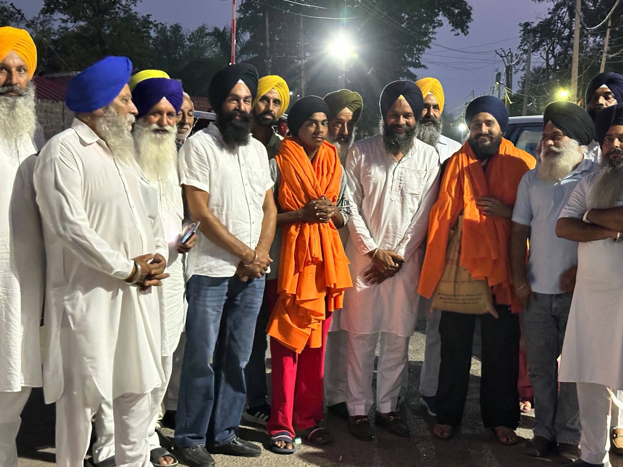 सिटी में सेंट्रल जेल से बाहर आने पर युवाओं का स्वागत करती संगत। स्वयं