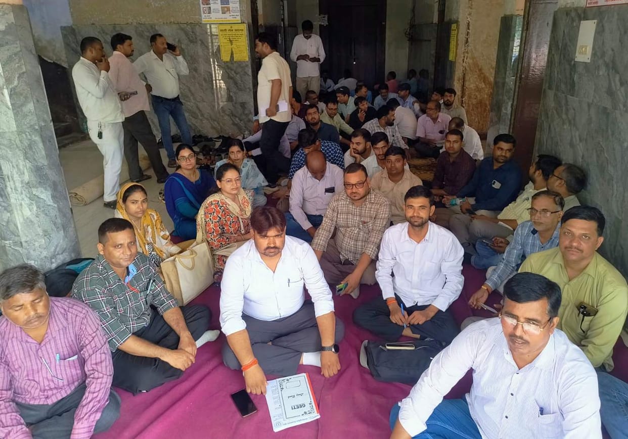 Protest in Ayodhya against the arrest of Lekhpal