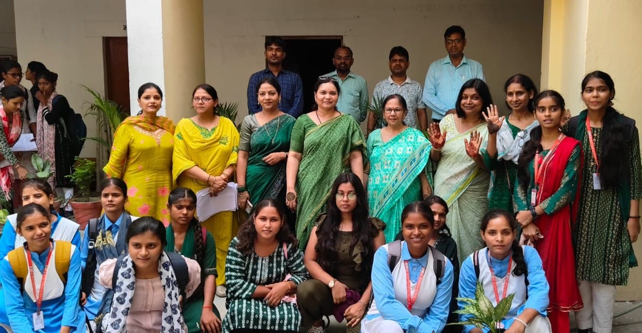 सावन महोत्सव में जुटी महिला महाविद्यालय औराई की छात्राएं और शिक्षिकाए। संवाद
