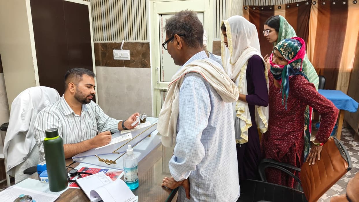 Filth spreads across the city due to the sanitation workers' strike; respiratory patients on the rise