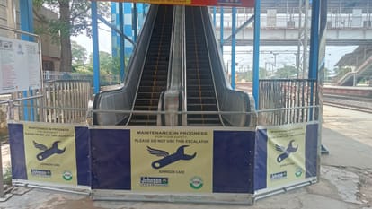 शहर के रेलवे स्टेशन में बंद पड़े दोनों एस्केलेटर।