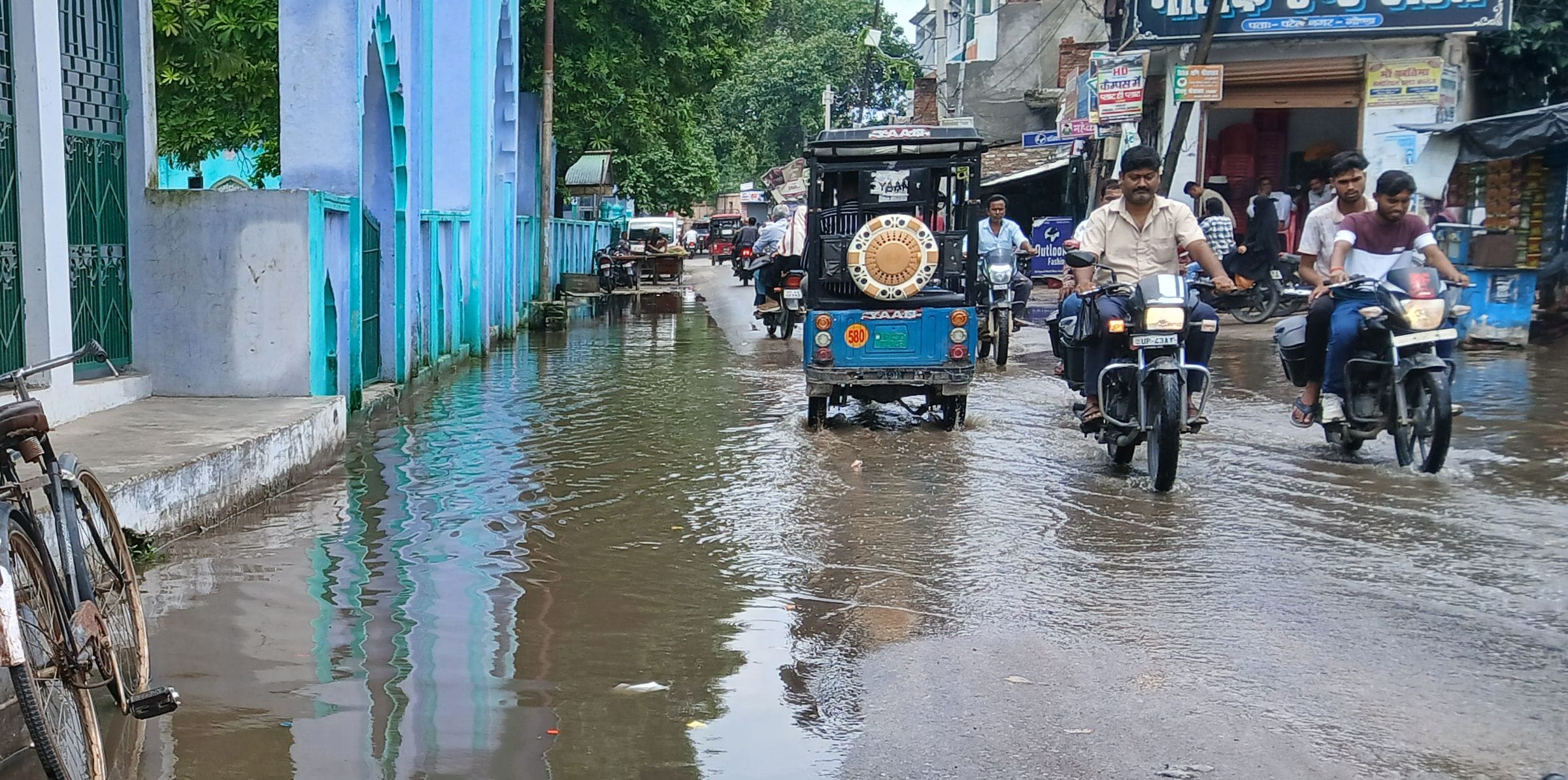 शहर में शनिवार को बारिश से हुआ जलभराव। संवाद