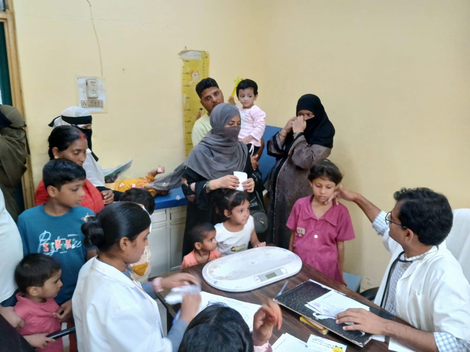 शनिवार को जिला अस्पताल में बाल रोग की ओपीडी में बच्चे का उपचार करते चिकित्सक। संवाद