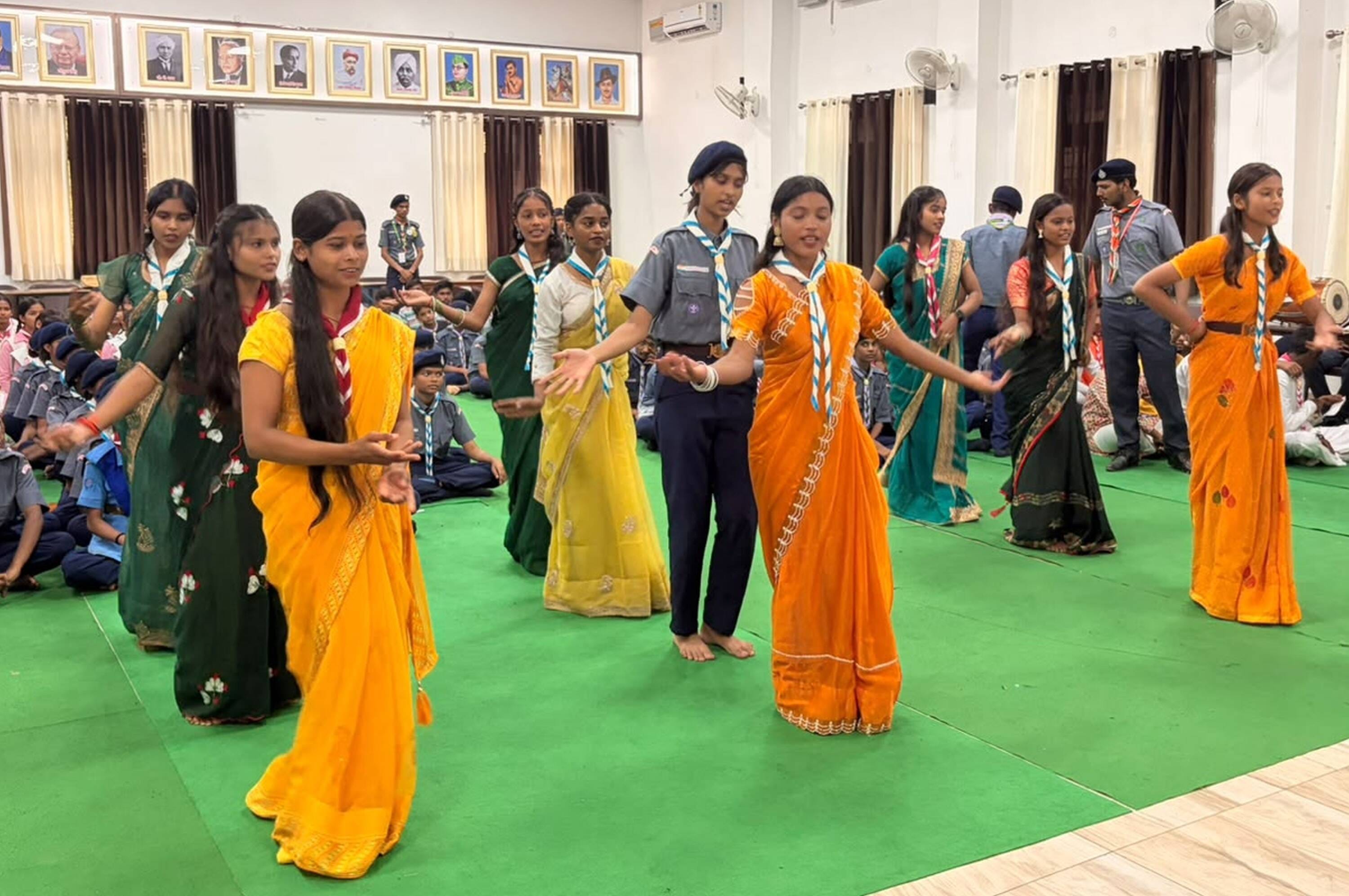 श्री विश्वनाथ इंटर कॉलेज में स्काउट-गाइड प्रशिक्षण समापन पर सांस्कृतिक कार्यक्रम प्रस्तुत करती