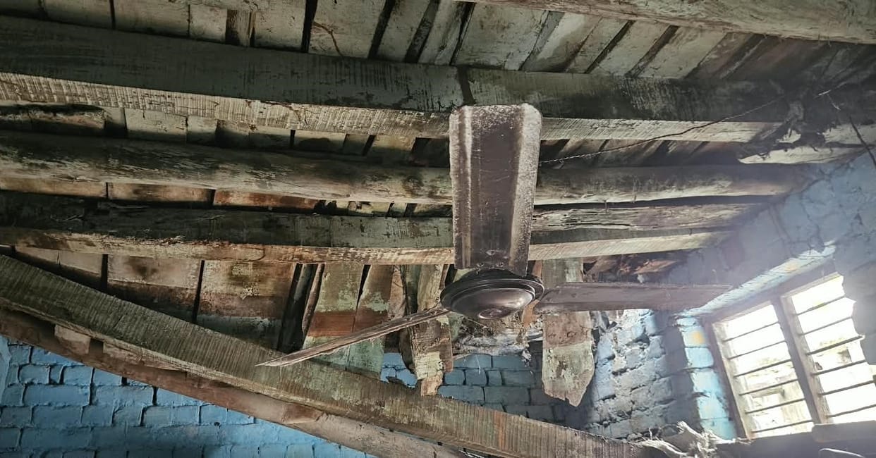 Manoj and Sunita's family is living under a dilapidated roof.