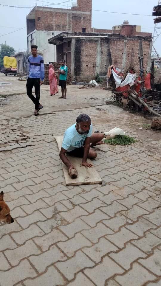 A devotee reached Pinahat via the route to Bateshwar Tirtha while performing *Dandavat Parikrama* (circumambulation by prostrating full-length on the ground).