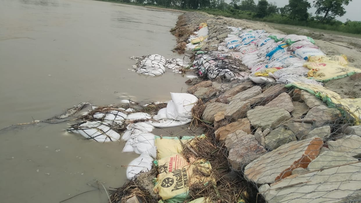 Leakage in the security bund in Daulatpur, villagers allege substandard work