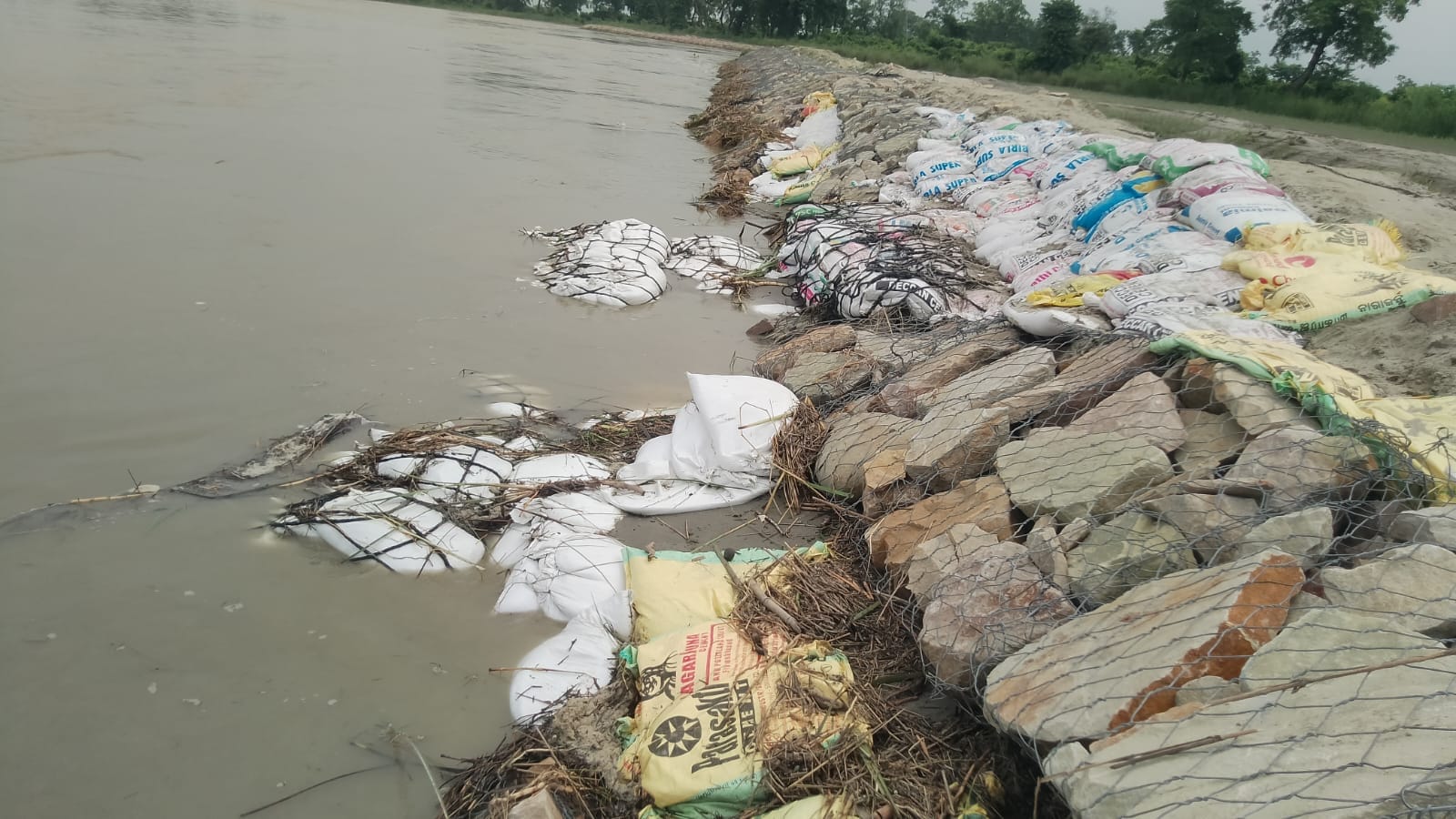 दौलतापुर के पास सिंचाई विभाग द्वारा बनाया गया बंधा। स्रोत:संवाद