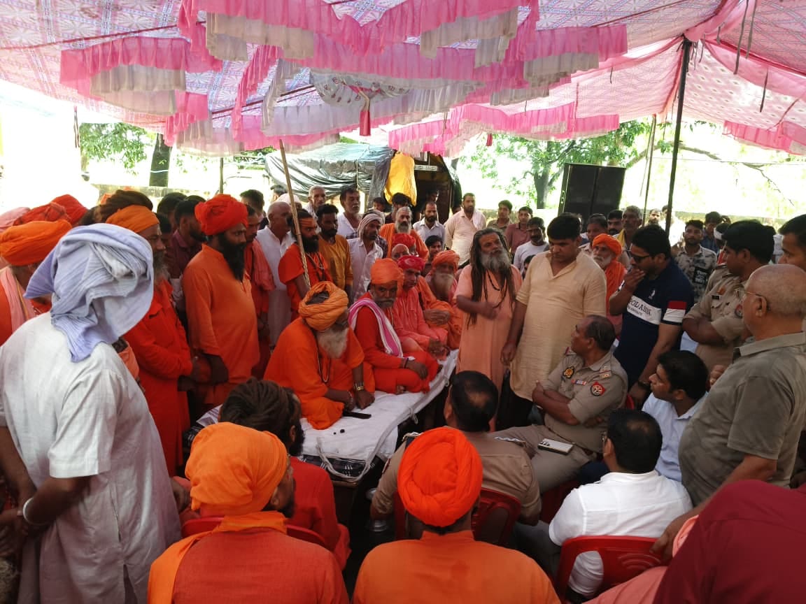 Two saints face off over the position of Mahant; police arrive, and a compromise is reached.