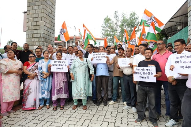 धर्मशाला में भाजपा के खिलाफ प्रदर्शन करते कांग्रेस के कार्यकर्ता। -अमर उजाला
