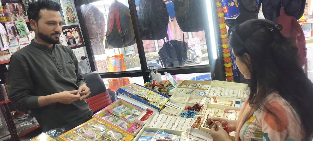 धर्मशाला में दुकान पर राखी की खरीदारी करते ग्राहक। संवाद