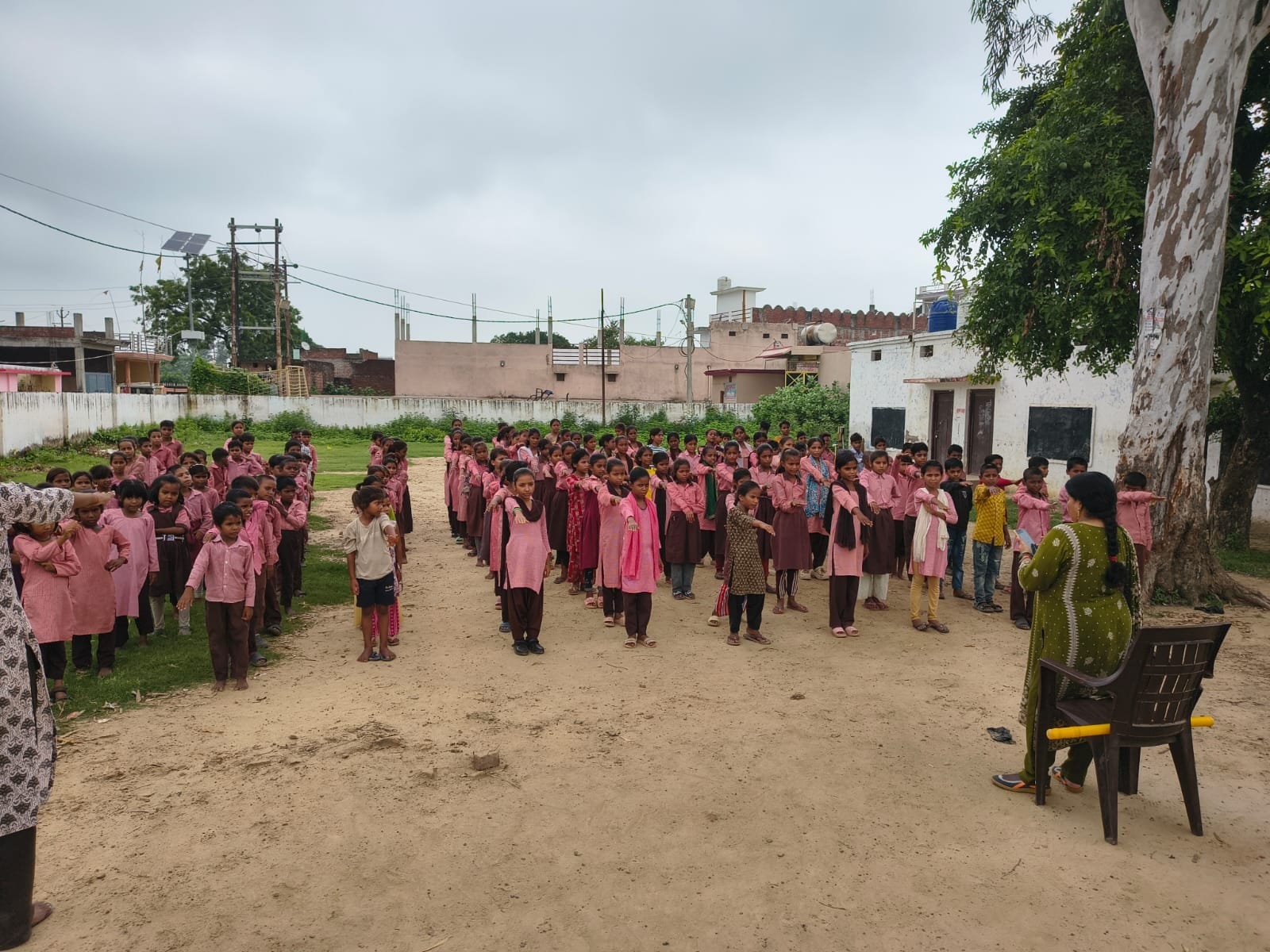 ऊचीकृत कन्या विद्यालय इकौना में छात्राओं को शपथ दिलाती शिक्षिका।