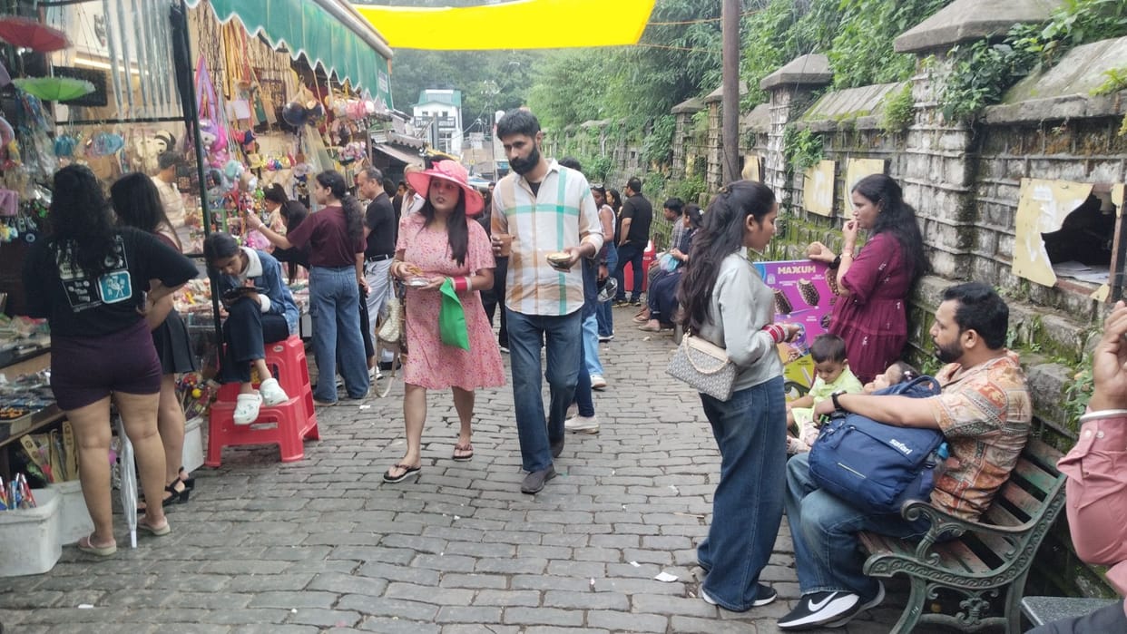 Huge crowd of tourists causes traffic jam in Kasauli