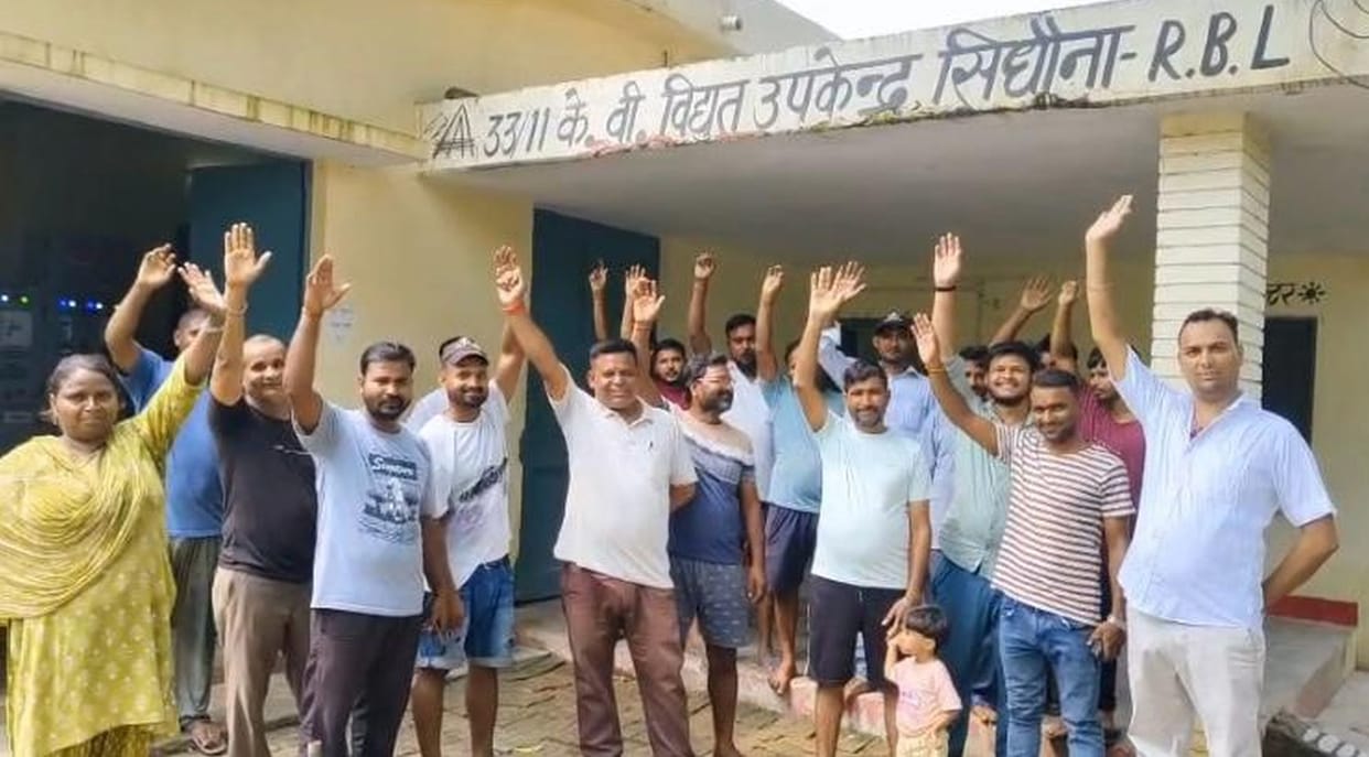 People outraged over unscheduled power cuts; gheraoed the substation