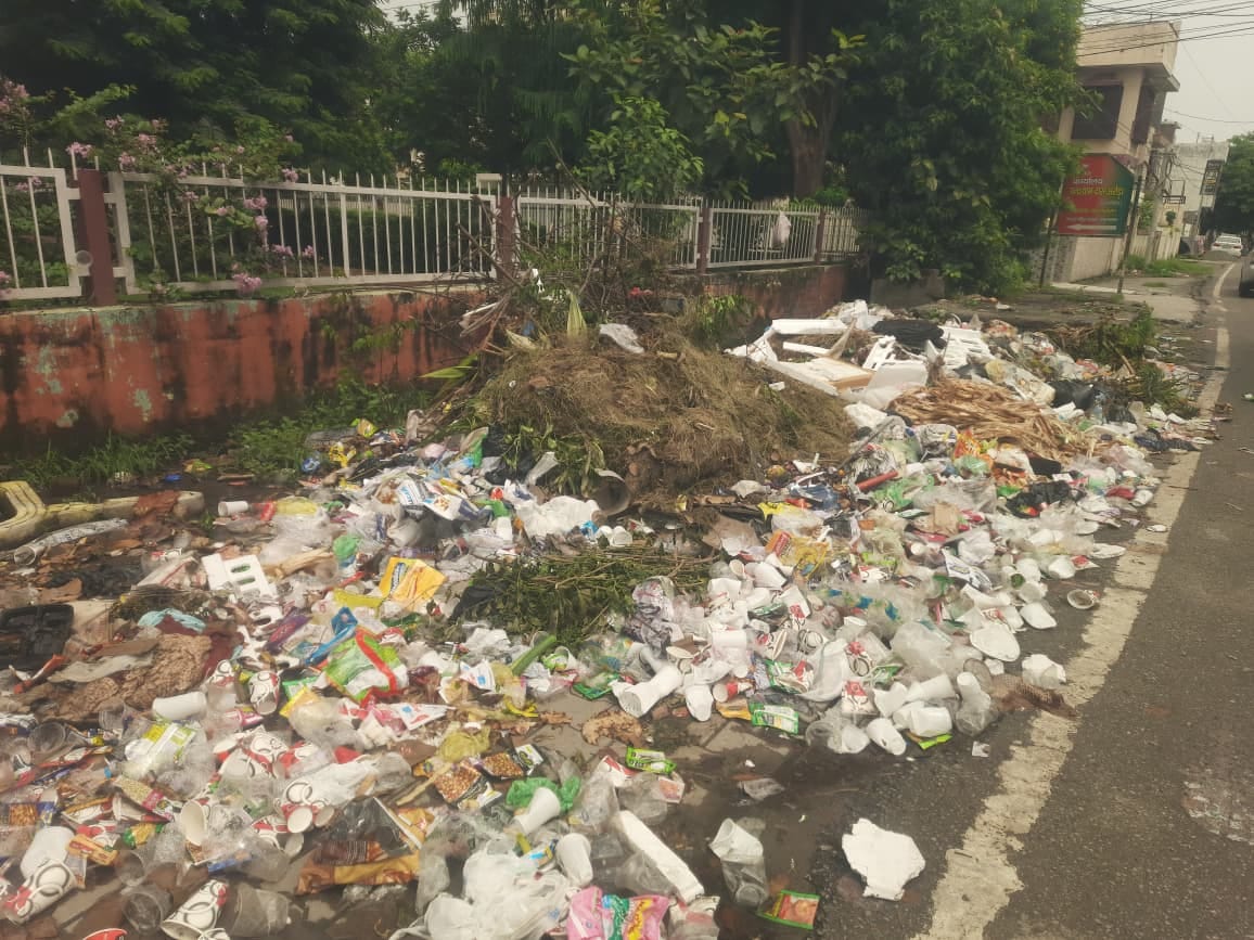 Clash between municipal staff and door-to-door workers over garbage collection.