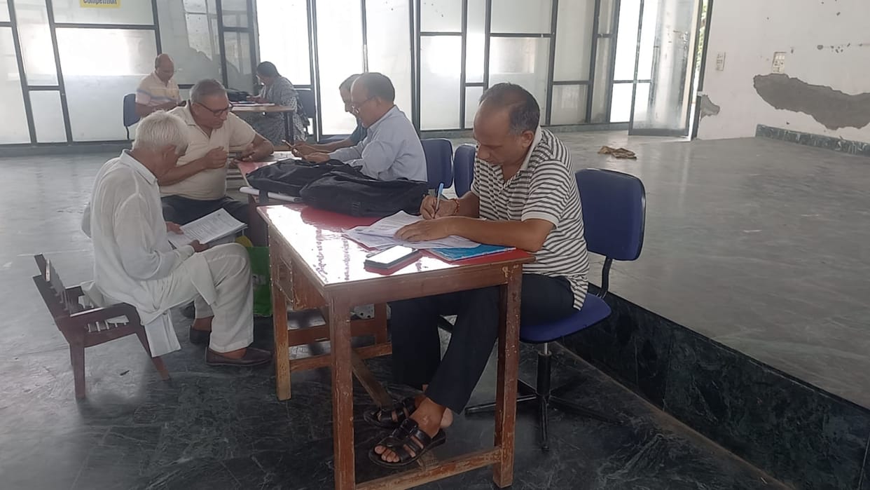 Voters had to wait due to the portal running slowly.