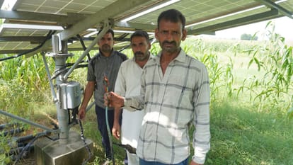 23jjrp08- चोरी की घटना की जानकारी देते ग्रामीण। संवाद