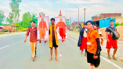 81 लीटर जल की कांवड़ और योगी-मोदी की फोटो सीने पर लगाकर गोला जाते कांवड़िए। संवाद