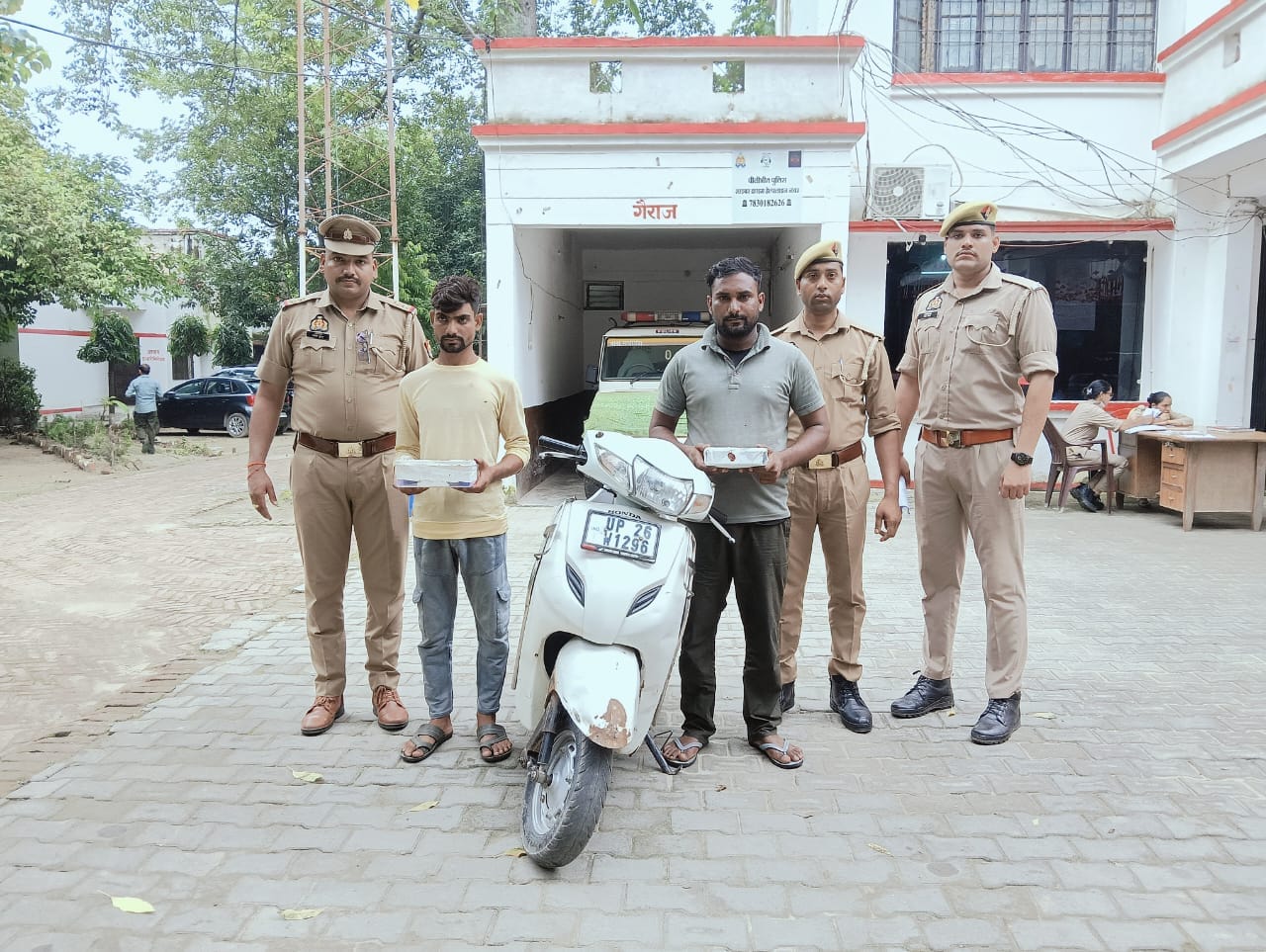 986 ग्राम चरस के साथ दो युवक गिरफ्तार