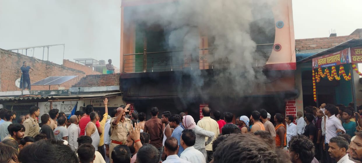 Massive fire breaks out in two shops in Pauli.