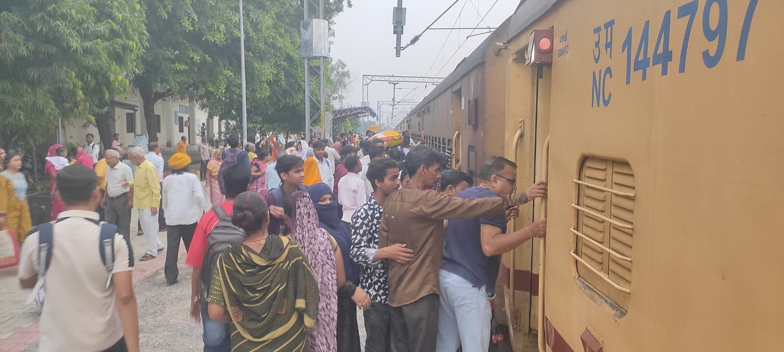 आगरा जाने के लिए एटा-आगरा फोर्ट पैसेंजर में चढ़ते यात्री। संवाद