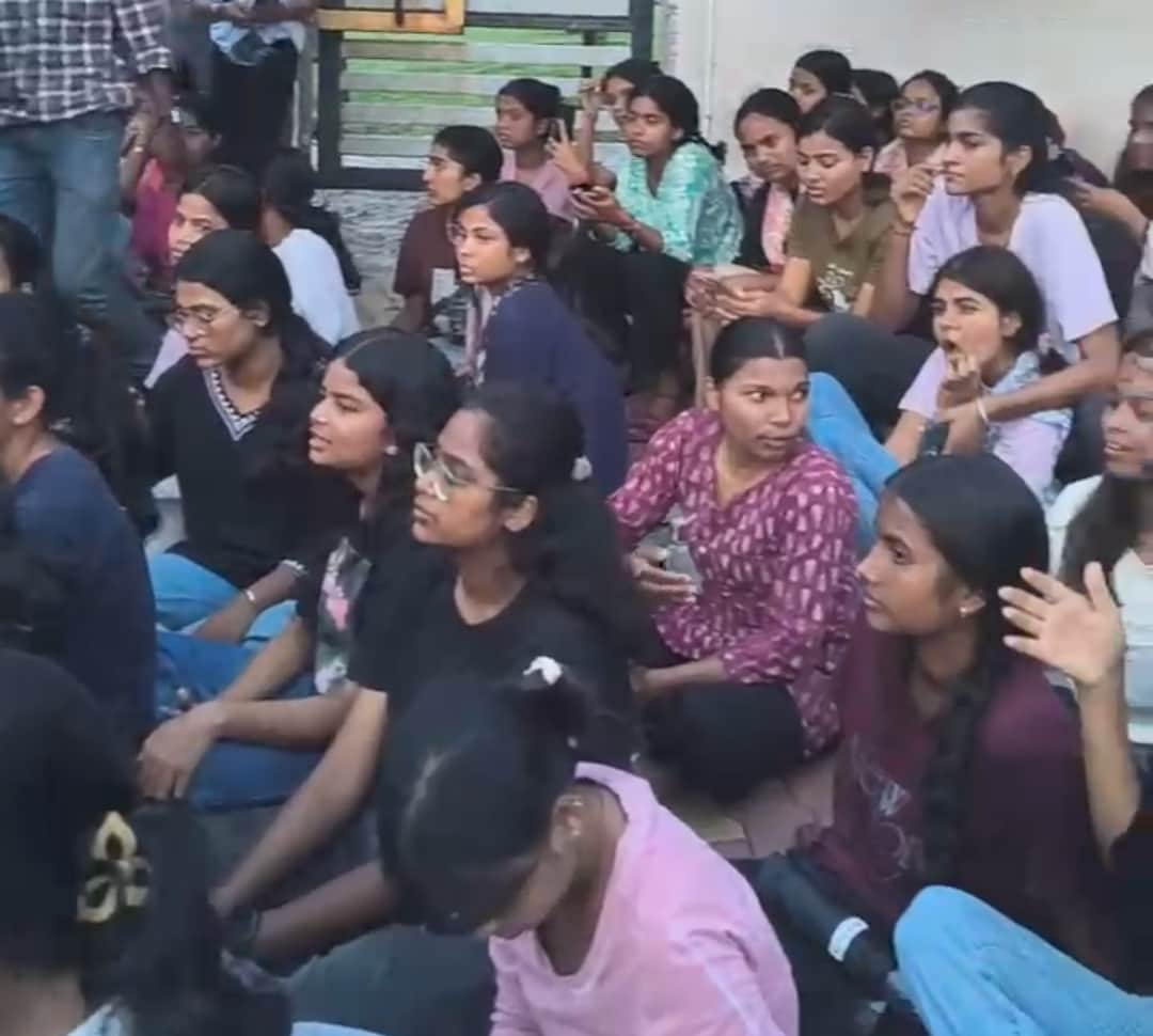 आंदोलन पर बैठे छात्र